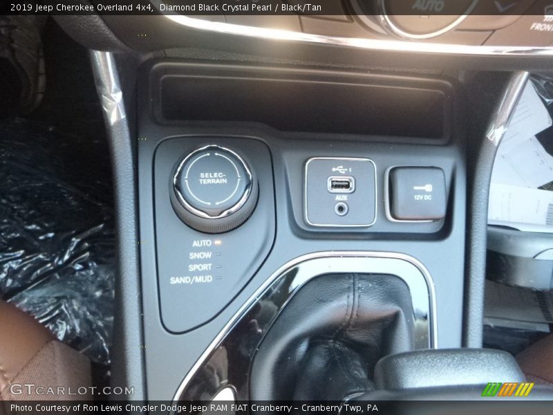 Diamond Black Crystal Pearl / Black/Tan 2019 Jeep Cherokee Overland 4x4