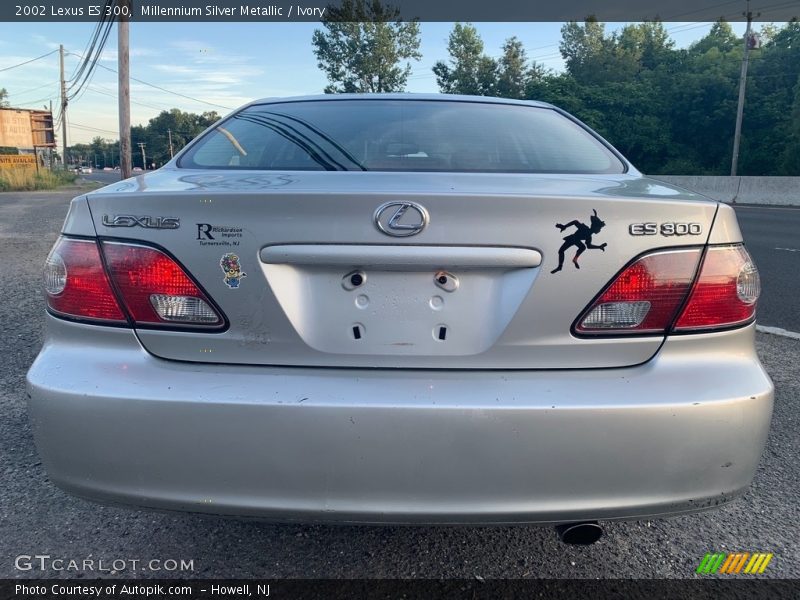 Millennium Silver Metallic / Ivory 2002 Lexus ES 300