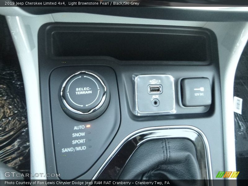 Light Brownstone Pearl / Black/Ski Grey 2019 Jeep Cherokee Limited 4x4