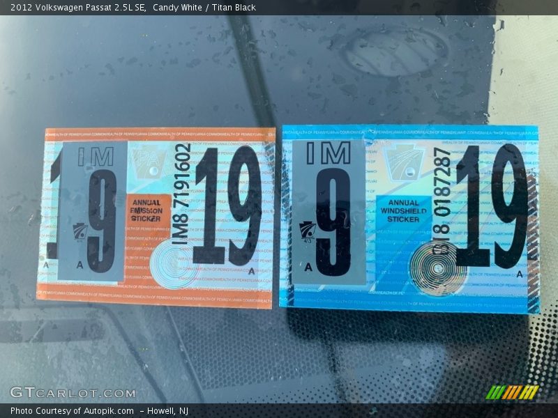 Candy White / Titan Black 2012 Volkswagen Passat 2.5L SE