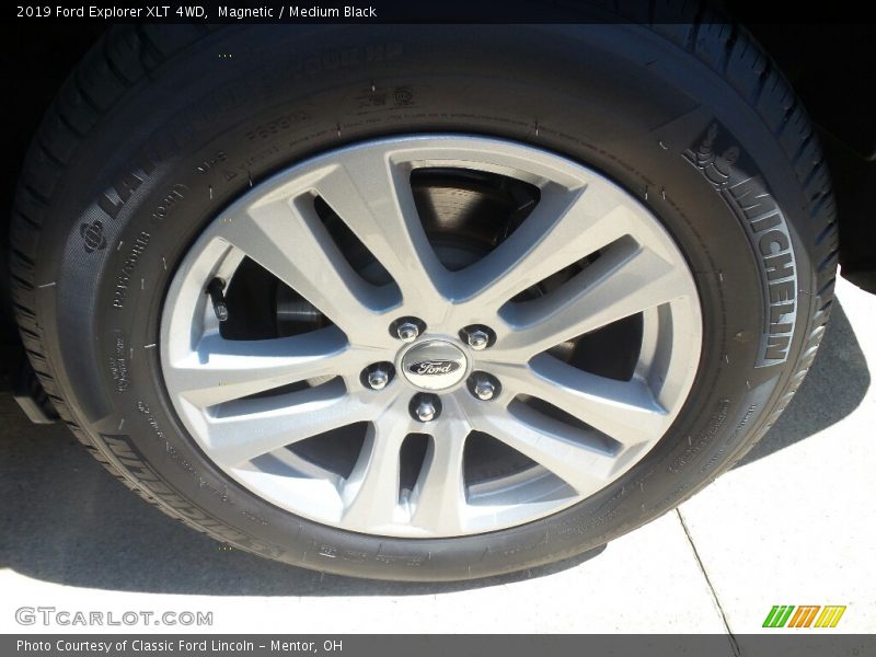 Magnetic / Medium Black 2019 Ford Explorer XLT 4WD