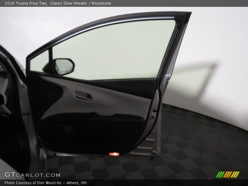 Classic Silver Metallic / Moonstone 2016 Toyota Prius Two