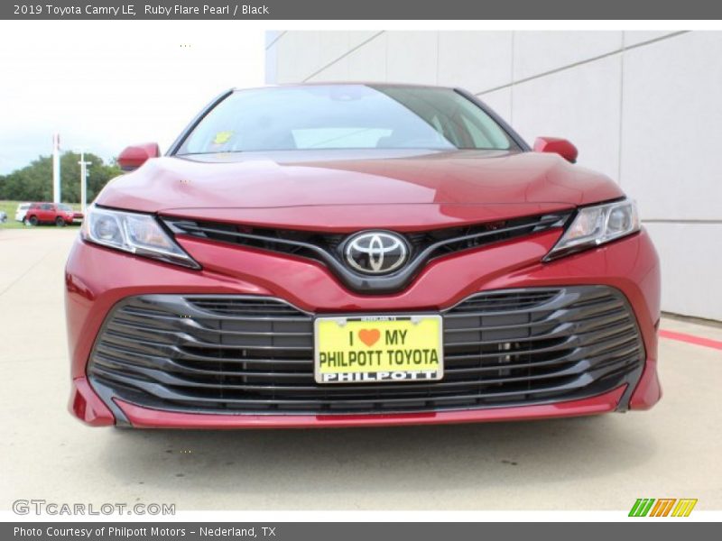 Ruby Flare Pearl / Black 2019 Toyota Camry LE
