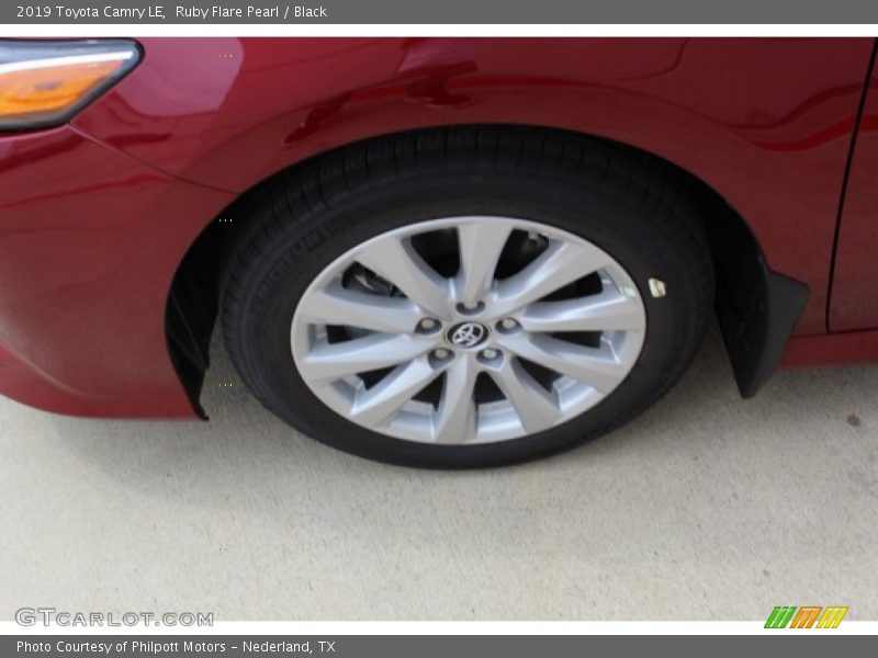 Ruby Flare Pearl / Black 2019 Toyota Camry LE