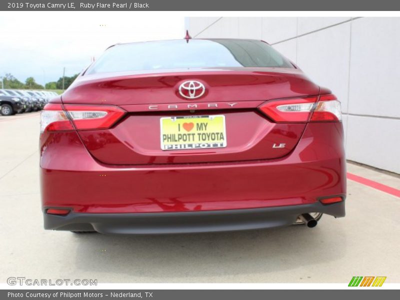 Ruby Flare Pearl / Black 2019 Toyota Camry LE
