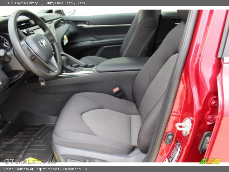 Ruby Flare Pearl / Black 2019 Toyota Camry LE