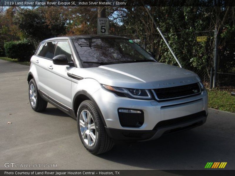 Front 3/4 View of 2019 Range Rover Evoque SE