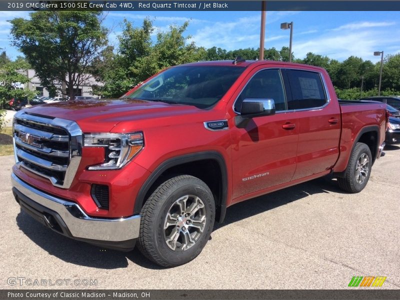 Front 3/4 View of 2019 Sierra 1500 SLE Crew Cab 4WD