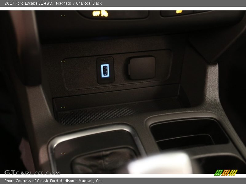 Magnetic / Charcoal Black 2017 Ford Escape SE 4WD