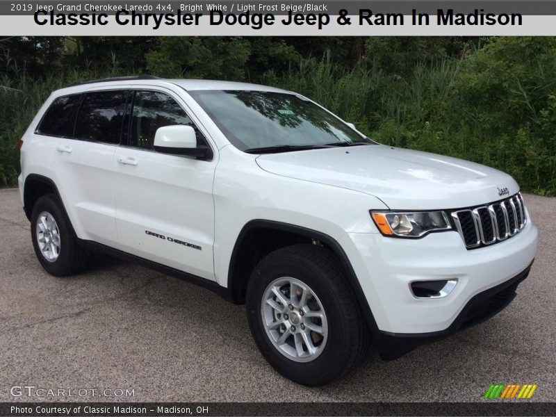 Bright White / Light Frost Beige/Black 2019 Jeep Grand Cherokee Laredo 4x4