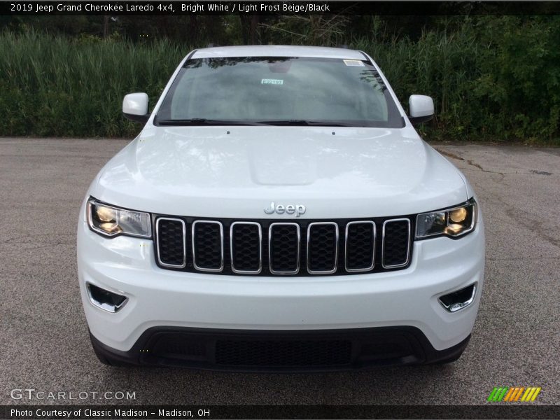 Bright White / Light Frost Beige/Black 2019 Jeep Grand Cherokee Laredo 4x4