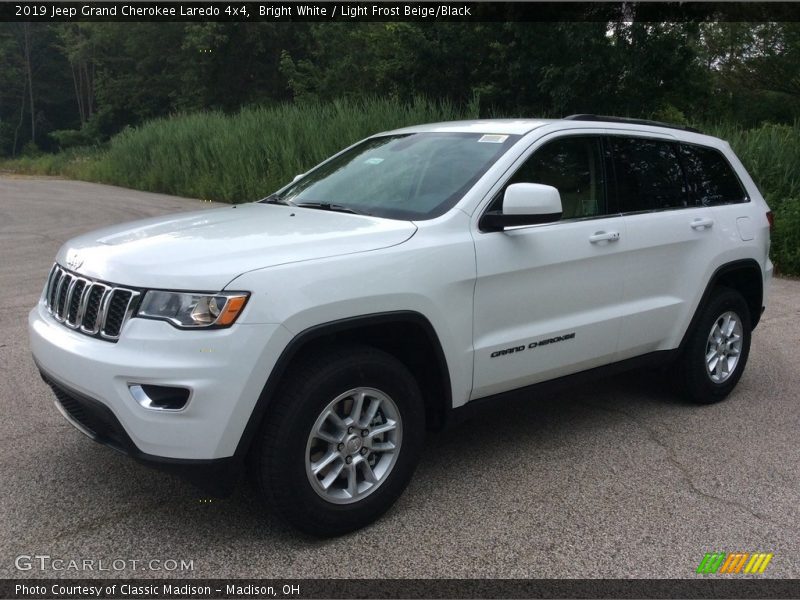 Bright White / Light Frost Beige/Black 2019 Jeep Grand Cherokee Laredo 4x4
