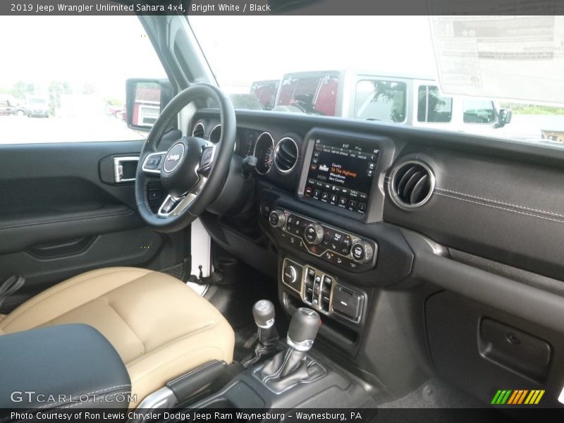 Bright White / Black 2019 Jeep Wrangler Unlimited Sahara 4x4