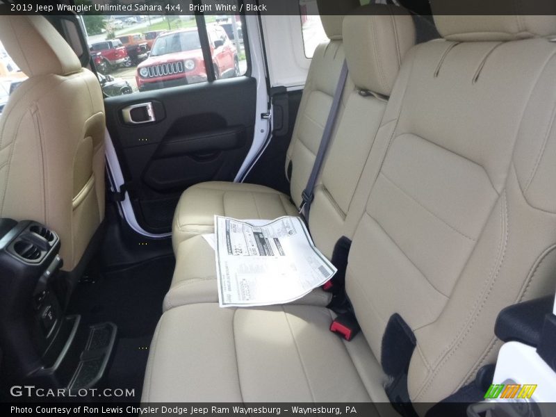 Bright White / Black 2019 Jeep Wrangler Unlimited Sahara 4x4