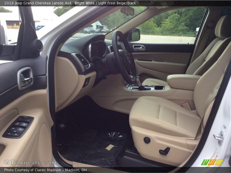 Bright White / Light Frost Beige/Black 2019 Jeep Grand Cherokee Laredo 4x4