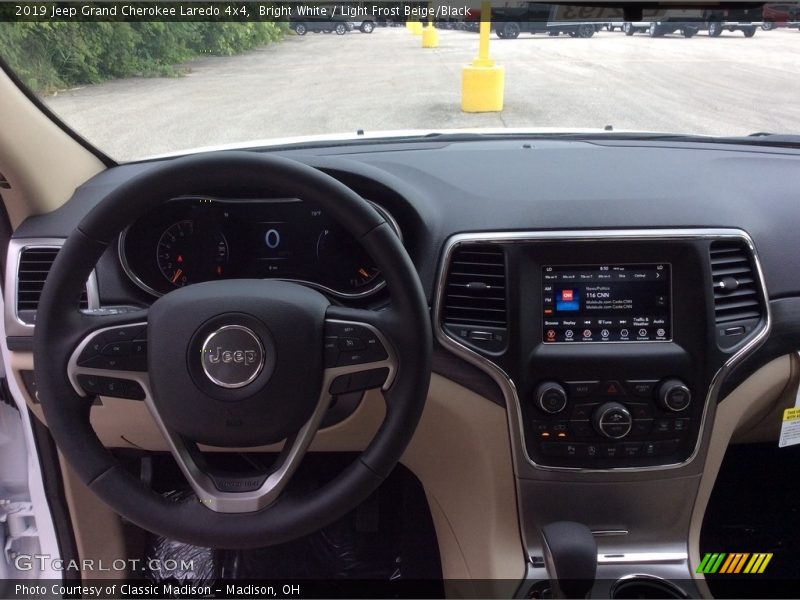 Bright White / Light Frost Beige/Black 2019 Jeep Grand Cherokee Laredo 4x4