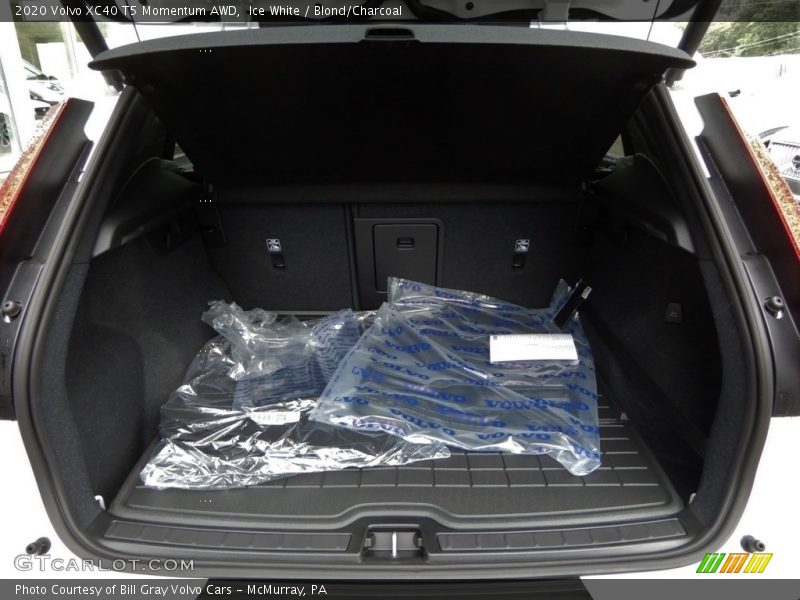 Ice White / Blond/Charcoal 2020 Volvo XC40 T5 Momentum AWD