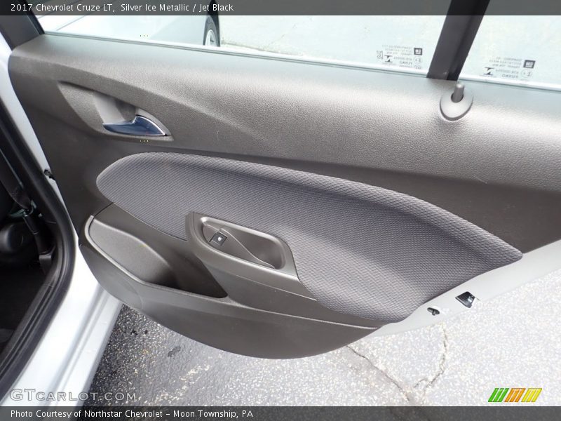 Silver Ice Metallic / Jet Black 2017 Chevrolet Cruze LT