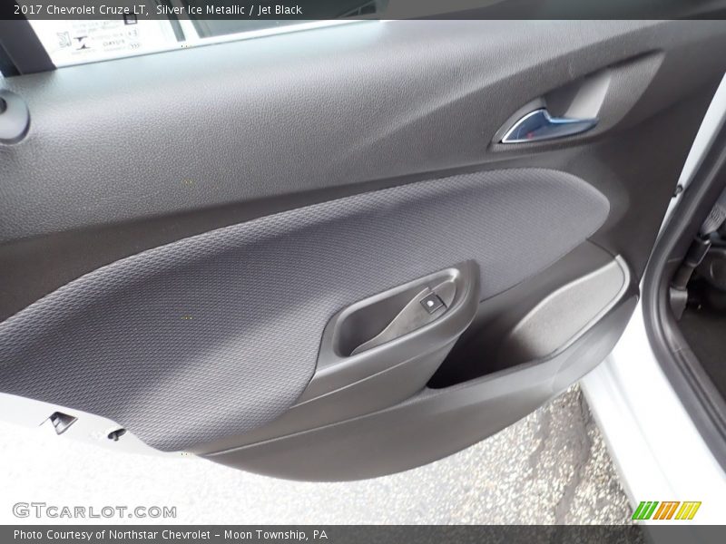 Silver Ice Metallic / Jet Black 2017 Chevrolet Cruze LT
