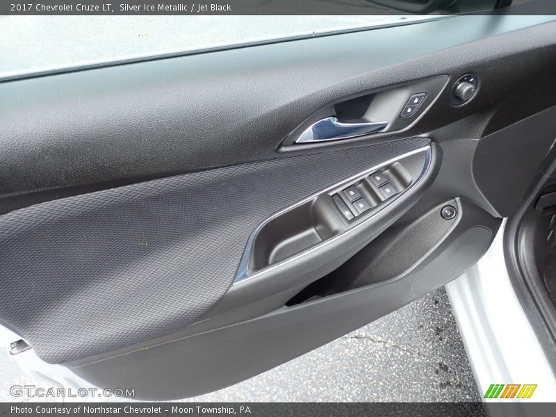 Silver Ice Metallic / Jet Black 2017 Chevrolet Cruze LT