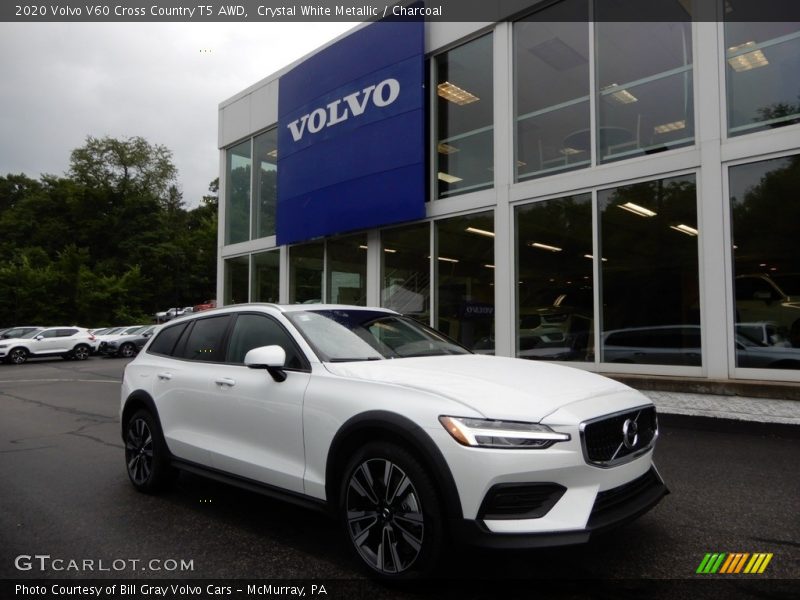 Front 3/4 View of 2020 V60 Cross Country T5 AWD
