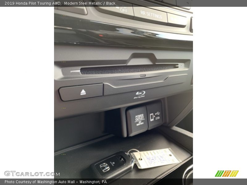 Modern Steel Metallic / Black 2019 Honda Pilot Touring AWD