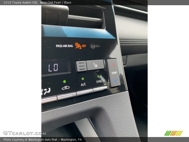 Wind Chill Pearl / Black 2019 Toyota Avalon XSE
