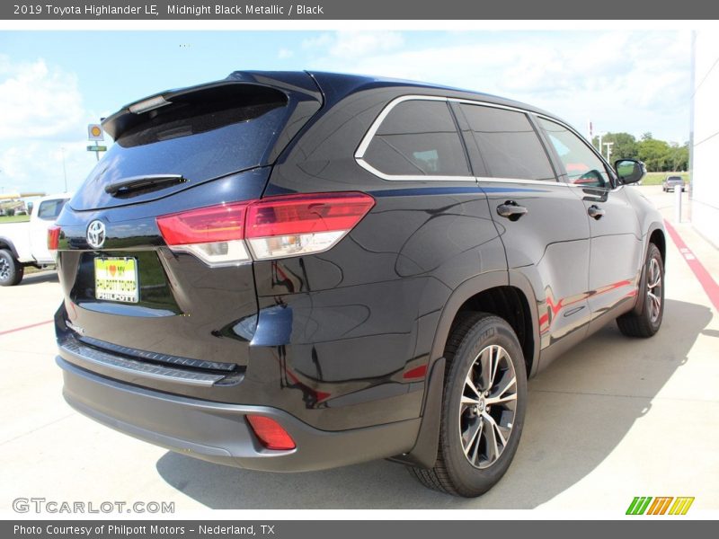 Midnight Black Metallic / Black 2019 Toyota Highlander LE