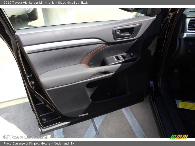 Midnight Black Metallic / Black 2019 Toyota Highlander LE