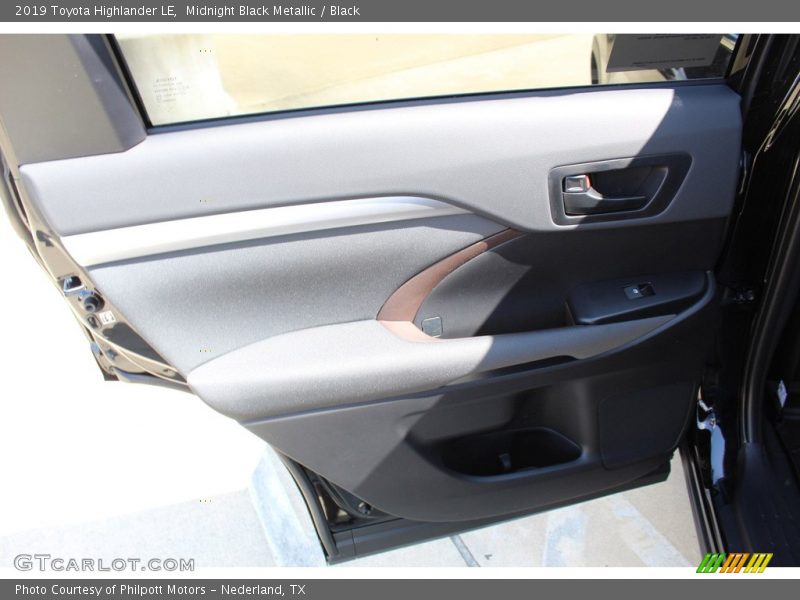 Midnight Black Metallic / Black 2019 Toyota Highlander LE