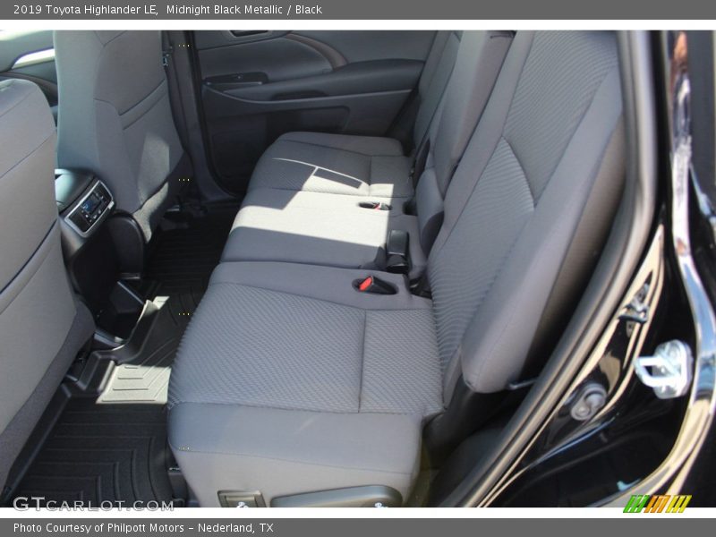 Midnight Black Metallic / Black 2019 Toyota Highlander LE