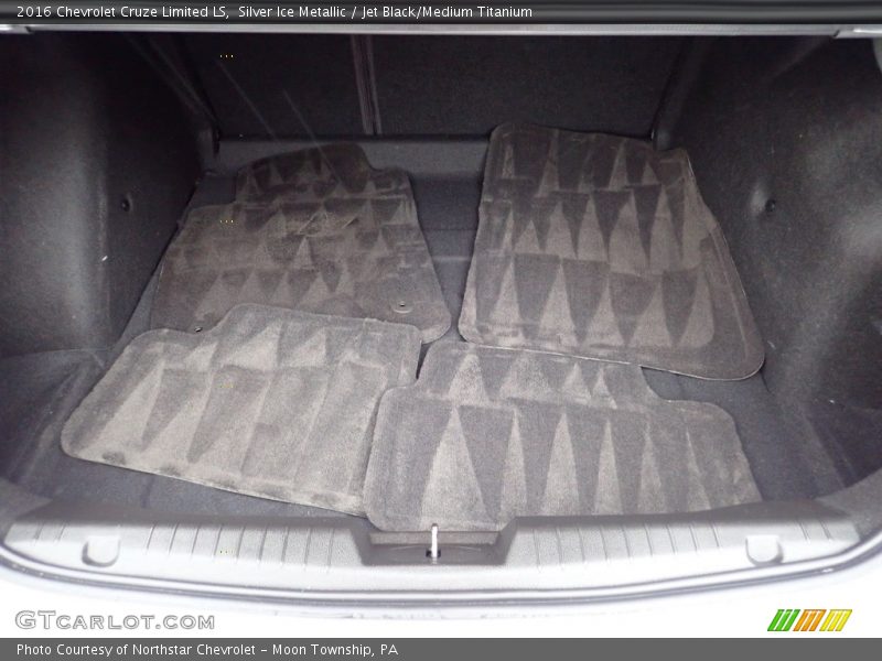 Silver Ice Metallic / Jet Black/Medium Titanium 2016 Chevrolet Cruze Limited LS
