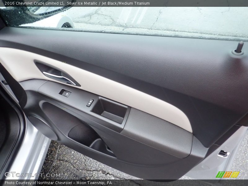 Silver Ice Metallic / Jet Black/Medium Titanium 2016 Chevrolet Cruze Limited LS