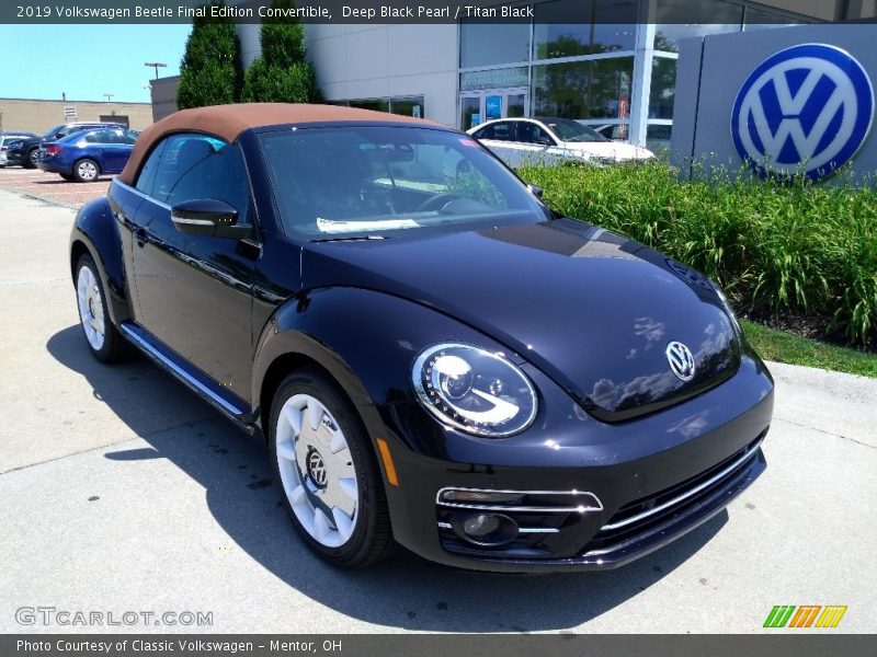 Front 3/4 View of 2019 Beetle Final Edition Convertible