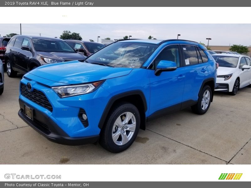 Front 3/4 View of 2019 RAV4 XLE
