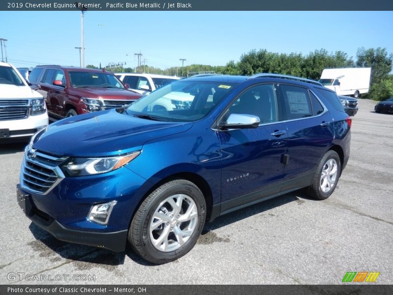Front 3/4 View of 2019 Equinox Premier