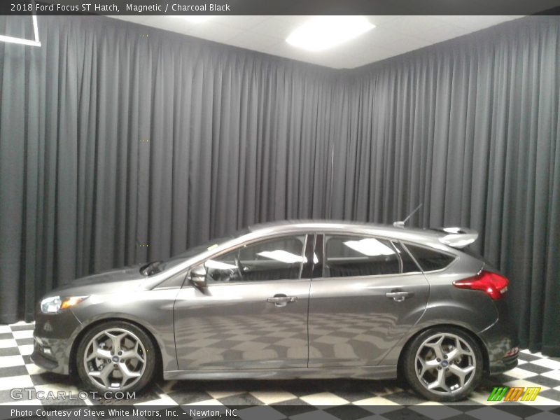 Magnetic / Charcoal Black 2018 Ford Focus ST Hatch