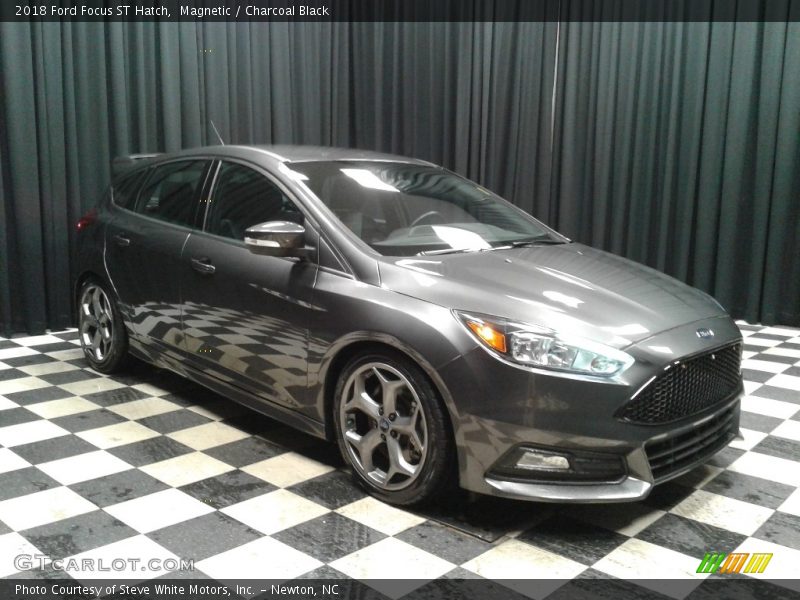 Magnetic / Charcoal Black 2018 Ford Focus ST Hatch