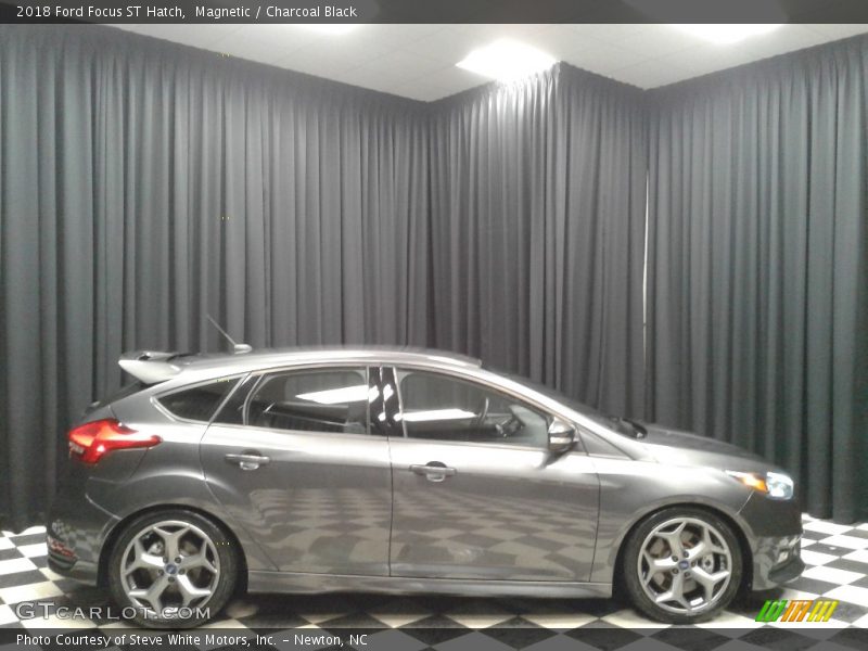 Magnetic / Charcoal Black 2018 Ford Focus ST Hatch