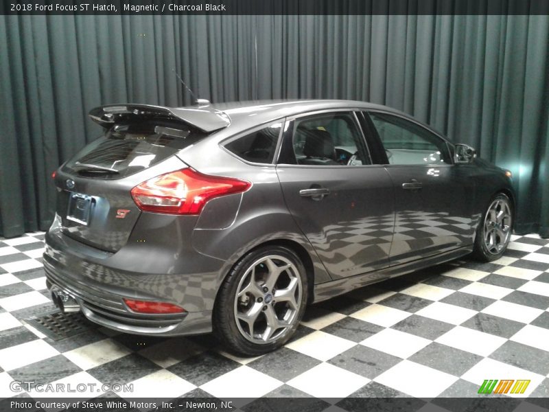 Magnetic / Charcoal Black 2018 Ford Focus ST Hatch