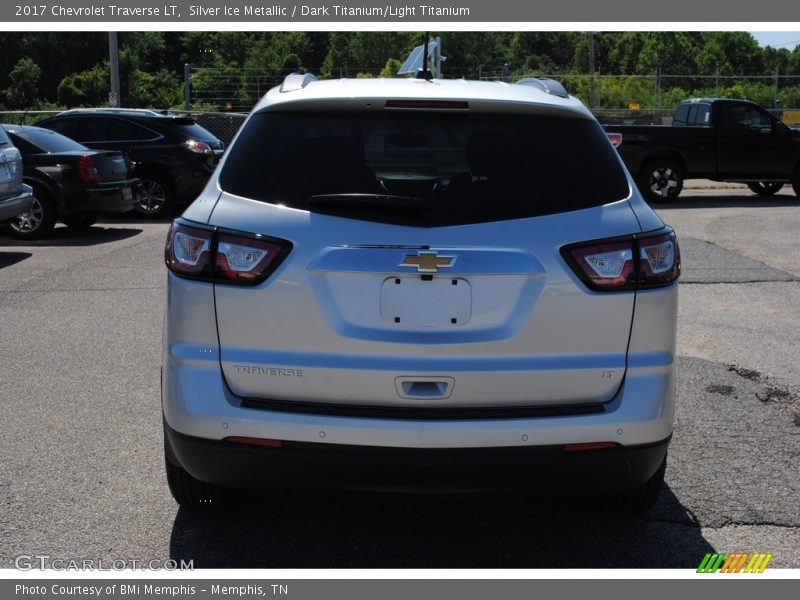 Silver Ice Metallic / Dark Titanium/Light Titanium 2017 Chevrolet Traverse LT