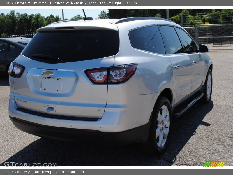 Silver Ice Metallic / Dark Titanium/Light Titanium 2017 Chevrolet Traverse LT