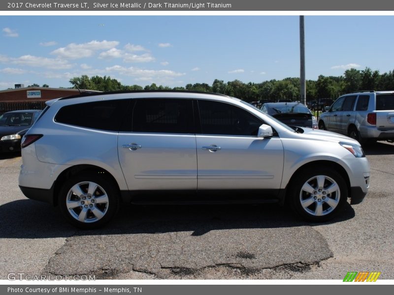 Silver Ice Metallic / Dark Titanium/Light Titanium 2017 Chevrolet Traverse LT