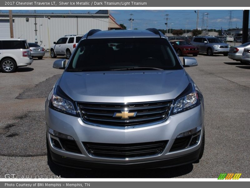 Silver Ice Metallic / Dark Titanium/Light Titanium 2017 Chevrolet Traverse LT