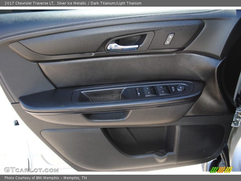Silver Ice Metallic / Dark Titanium/Light Titanium 2017 Chevrolet Traverse LT