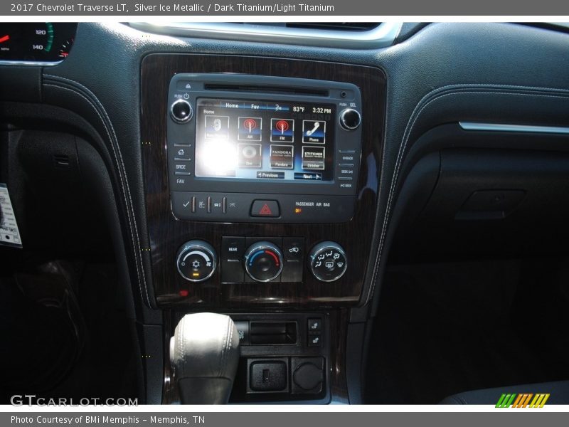 Silver Ice Metallic / Dark Titanium/Light Titanium 2017 Chevrolet Traverse LT