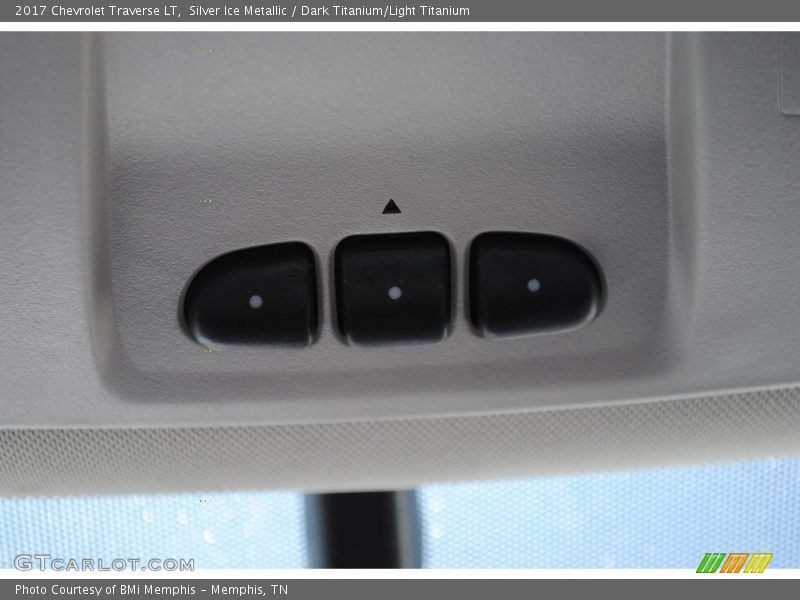 Silver Ice Metallic / Dark Titanium/Light Titanium 2017 Chevrolet Traverse LT
