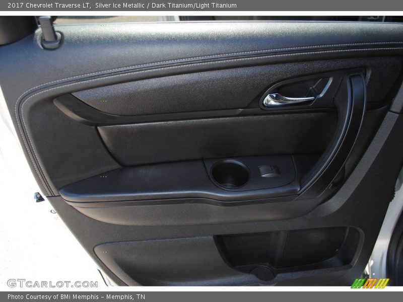 Silver Ice Metallic / Dark Titanium/Light Titanium 2017 Chevrolet Traverse LT