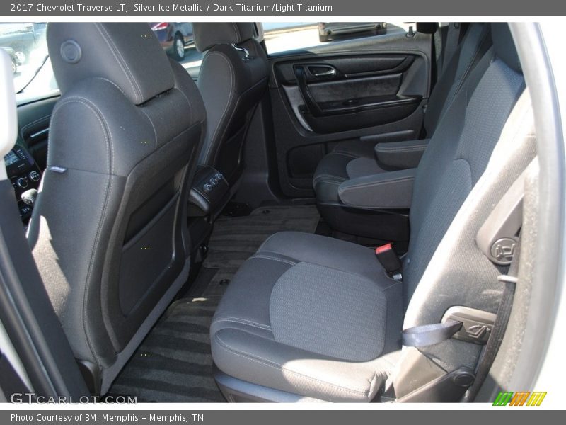 Silver Ice Metallic / Dark Titanium/Light Titanium 2017 Chevrolet Traverse LT