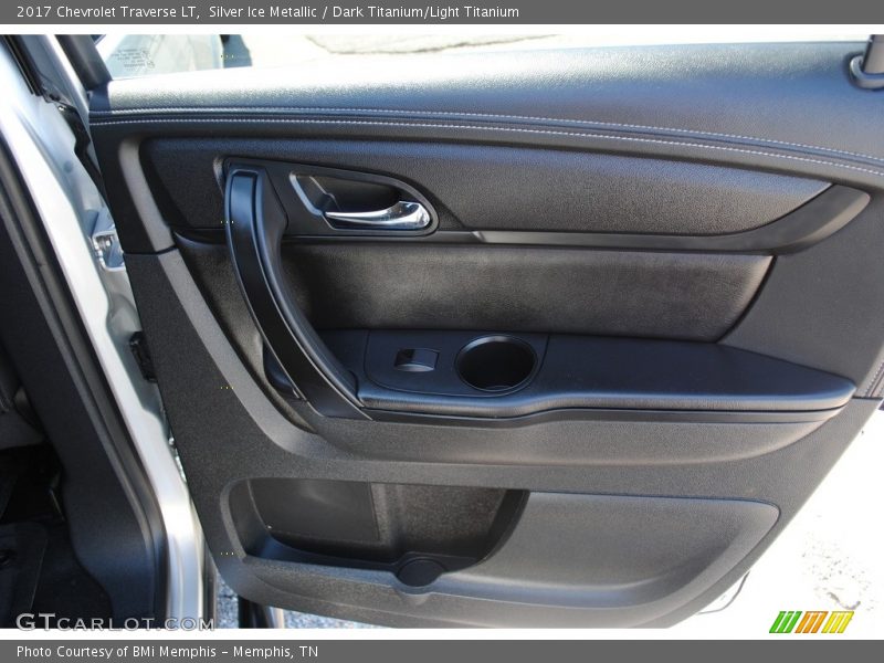 Silver Ice Metallic / Dark Titanium/Light Titanium 2017 Chevrolet Traverse LT